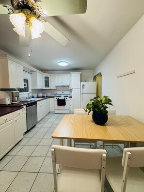 Kylskåp, mikrovågsugn, ugn och spishäll