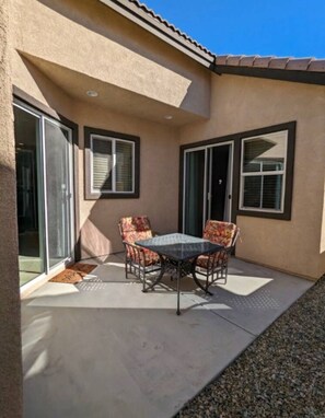 Outdoor dining - Glamorous Desert Solitude-Short drive to Coachella (Indio)