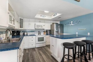 Fridge, stovetop - Island Tiki Vibes • Steps to Beach • Outdoor Bar (Bradenton Beach)