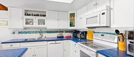 Een koelkast, een kookplaat