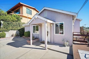 Exterior - Highland Park Home: Jacuzzi, Hillside Views, Walk to Cafés (Los Angeles)