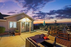Terrace/patio - Charming Highland Park Home with Jacuzzi & Hillside View (Los Angeles)