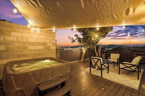 Terrace/patio - Charming Highland Park Home with Jacuzzi & Hillside View (Los Angeles)