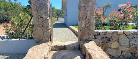 المنطقة المحيطة بالمنشأة