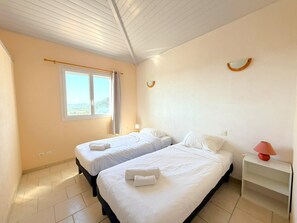 3 slaapkamers, een strijkplank/strijkijzer, reisbedje, wifi