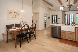 Dining - The Sydney House ⁓ Sauna ⁓ Downtown ⁓ Walkable (North Bend)