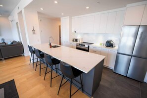 Kjøleskap, mikrobølgeovn, ovn og kokeplater