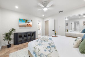 Desk, iron/ironing board, travel cot, WiFi - 2 King Suites | Hot Tub | Large Patio | Sleeps 12 (Tampa)