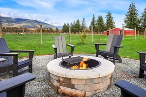 Property grounds - Farmhouse on Ranch- Hot Tub + River Retreat (Skagit County)