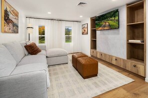 Smart TV, chimenea, libros y estéreo