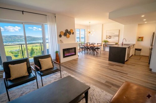 203 | Luxury Coffee Bean Condo | Pool & View
