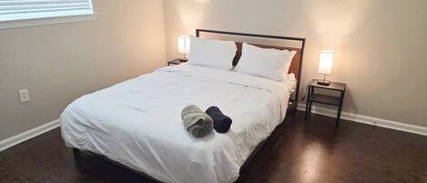 Bureau, fer et planche à repasser, Wi-Fi, draps fournis