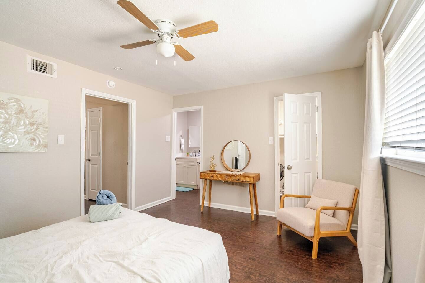 Desk, iron/ironing board, WiFi, bed sheets