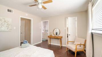 Desk, iron/ironing board, WiFi, bed sheets