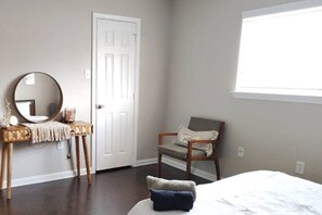 1 habitación, escritorio, tabla de planchar con plancha y wifi 