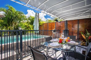 Outdoor dining - Just like home, private swimming pool not overlooked (Rivière-Salée)