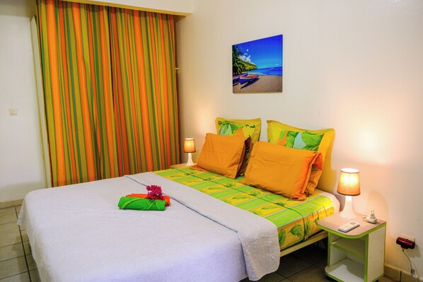 2 Schlafzimmer, Schreibtisch, Bügeleisen/Bügelbrett, Reisekinderbett