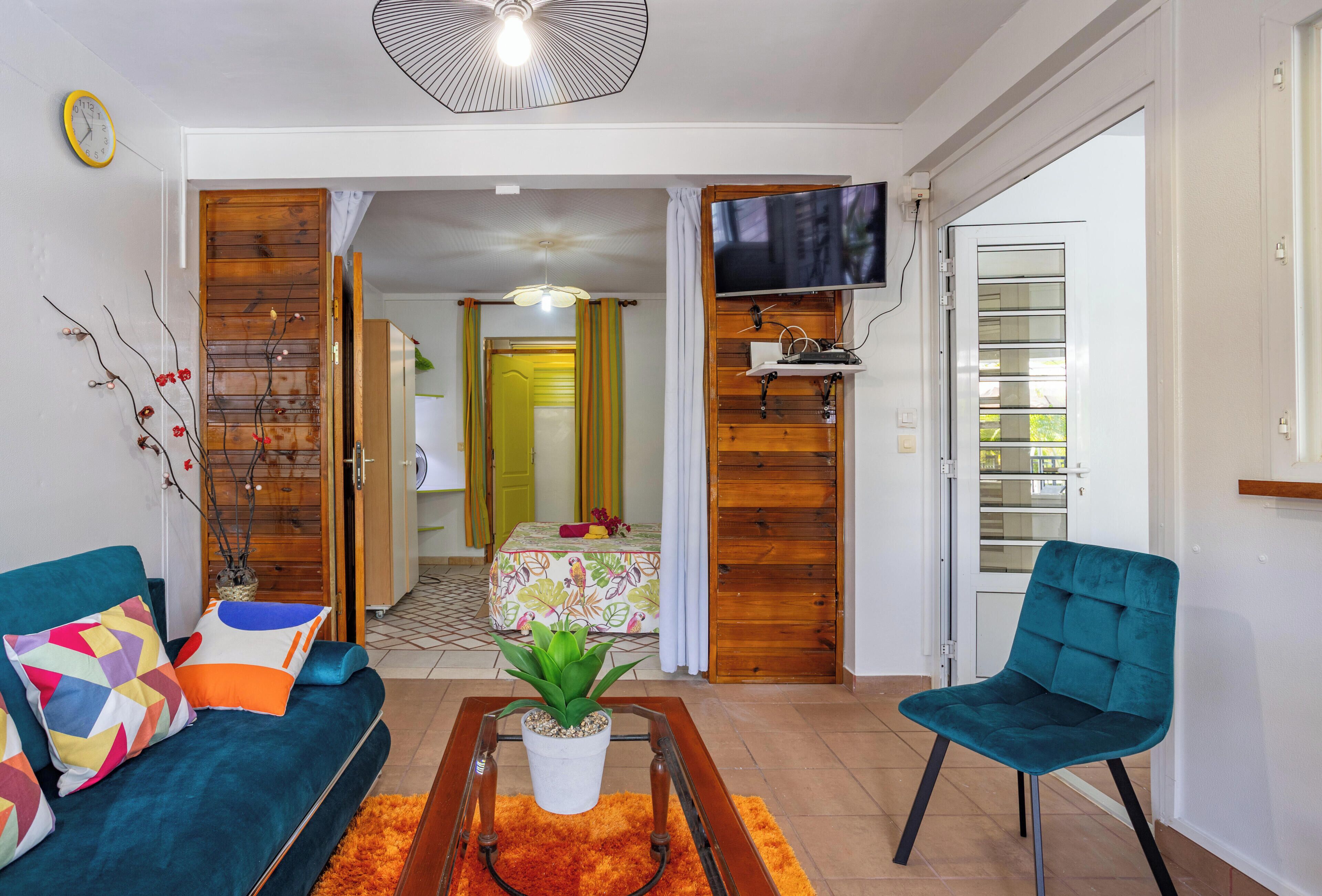 2 dormitorios, escritorio, tabla de planchar con plancha y cuna de viaje