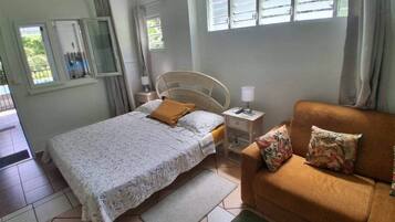 Een strijkplank/strijkijzer, wifi, beddengoed