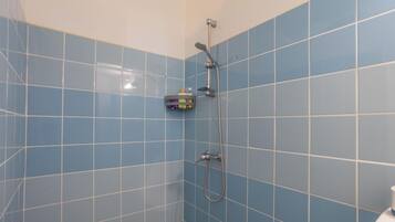 Regadera y papel de baño