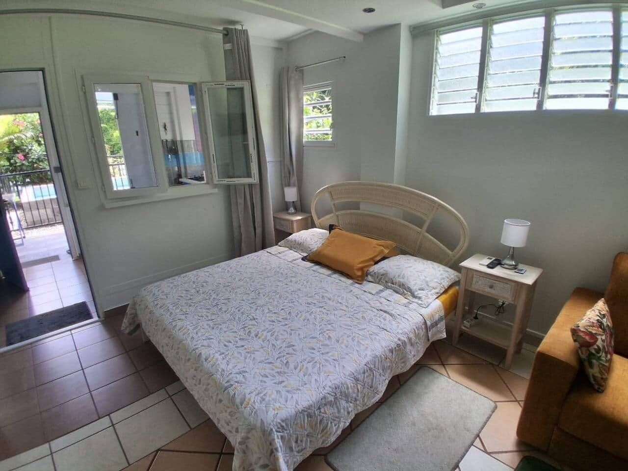 Een strijkplank/strijkijzer, wifi, beddengoed