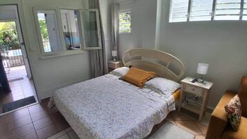 Een strijkplank/strijkijzer, wifi, beddengoed