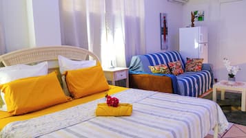 1 habitación, escritorio, tabla de planchar con plancha y cuna de viaje