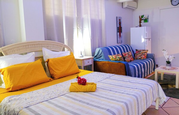 1 quarto, escrivaninha, ferros/tábuas de passar roupa, berço de viagem