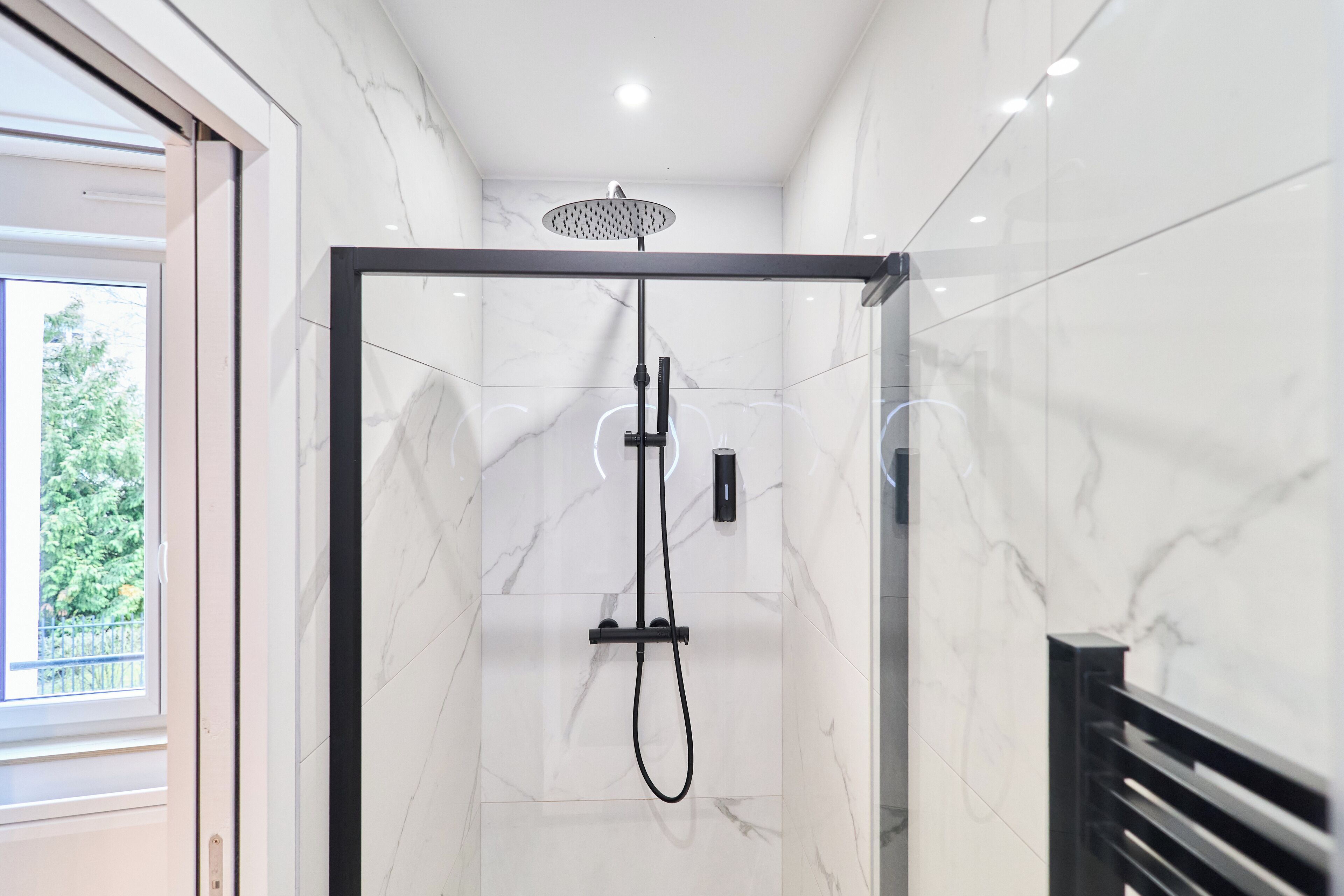 Douche, sèche-cheveux, serviettes fournies, savon