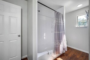 Douche, sèche-cheveux, serviettes fournies, savon