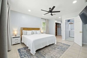 3 bedrooms, iron/ironing board, travel cot, free WiFi - Private Pool + Home Theater, Spacious St. Pete Escape (St. Petersburg)