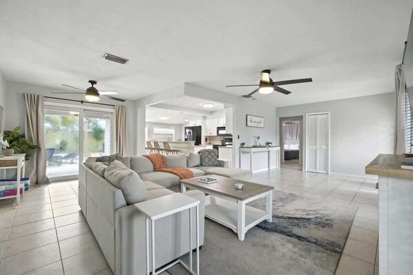 Smart TV, offices - Private Pool + Home Theater, Spacious St. Pete Escape (St. Petersburg)