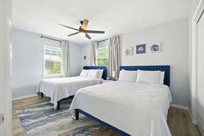 3 bedrooms, iron/ironing board, travel cot, free WiFi - Private Pool + Home Theater, Spacious St. Pete Escape (St. Petersburg)
