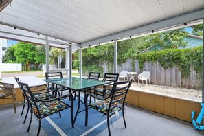 Outdoor dining - Dunedin Bliss! Walk to Fenway & Downtown Dunedin! (Dunedin)