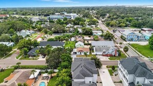Un barrio residencial con casas, calles y zonas verdes.