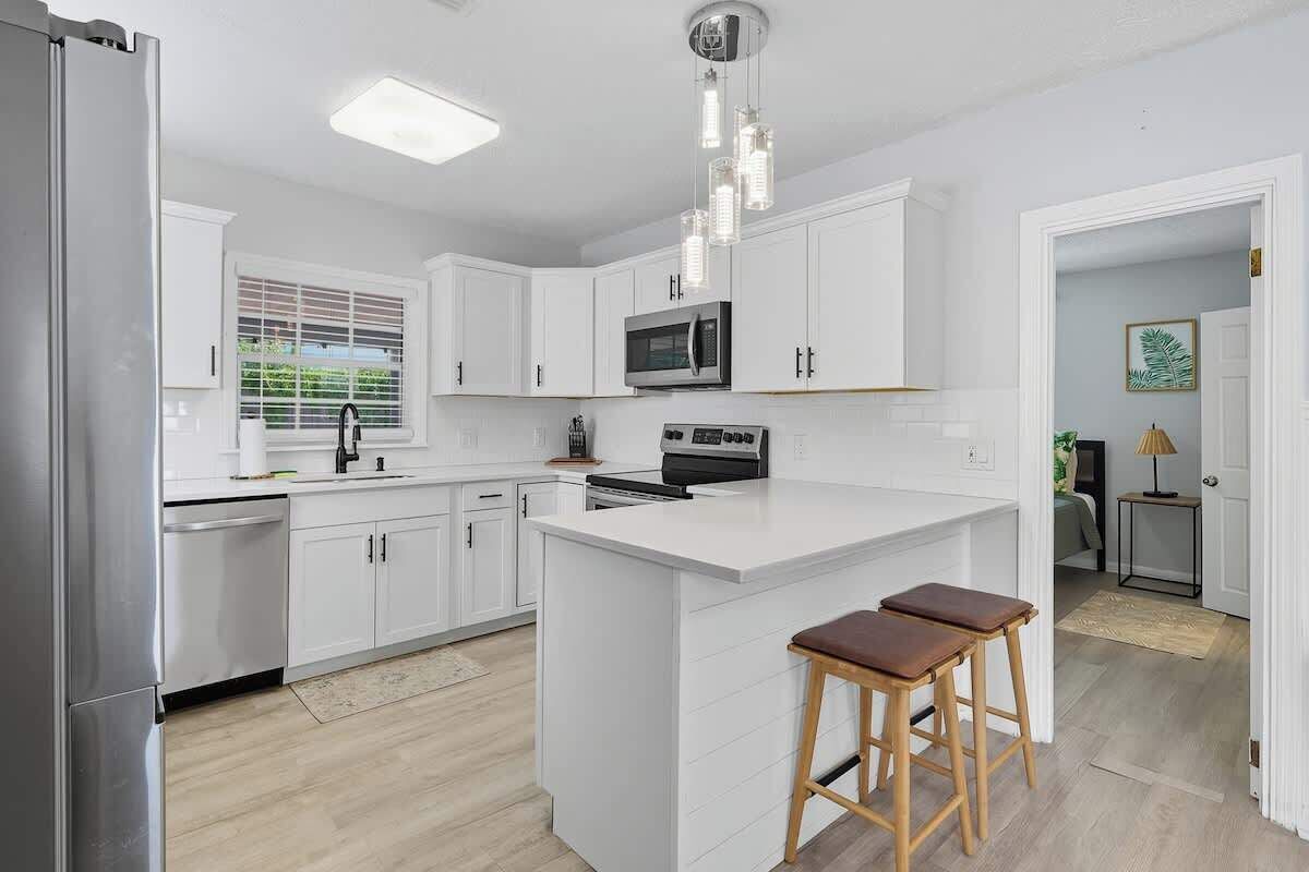 Geladeira, micro-ondas, fogão, cooktop