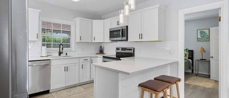 Geladeira, micro-ondas, fogão, cooktop