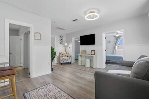 3 bedrooms, iron/ironing board, WiFi, bed sheets - Dunedin Bliss! Walk to Fenway & Downtown Dunedin! (Dunedin)