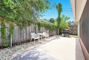 Terrace/patio - Dunedin Bliss! Walk to Fenway & Downtown Dunedin! (Dunedin)