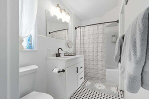 Dusche, Haartrockner, Handtücher, Shampoo