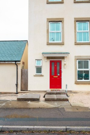 Exterior detail - Light House (Sleeps 10) (Swindon)
