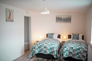 Iron/ironing board, free WiFi, bed sheets - Light House (Sleeps 10) (Swindon)