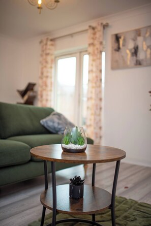 TV - Light House (Sleeps 10) (Swindon)
