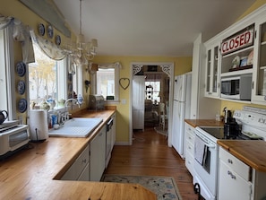 Fridge, microwave, oven, stovetop - Cottage Close to the Lake! (Lakeside)