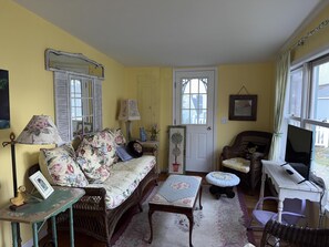 TV - Cottage Close to the Lake! (Lakeside)