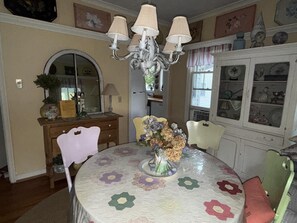Dining - Cottage Close to the Lake! (Lakeside)