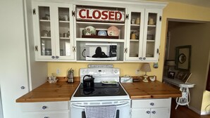 Wasserkocher mit Kaffee-/Teezubehör, Kühlschrank, Mikrowelle, Ofen