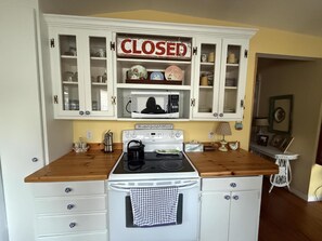 Fridge, microwave, oven, stovetop - Cottage Close to the Lake! (Lakeside)