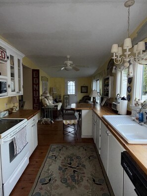 Fridge, microwave, oven, stovetop - Cottage Close to the Lake! (Lakeside)