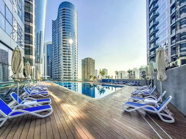 Utendørsbasseng, bassengparasoller og solsenger